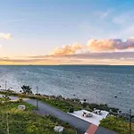 Luxury Waterfront With Sea Views, Sunset Terraces And Free Parking, One With A Huum Sauna, The Other With A Bathtub