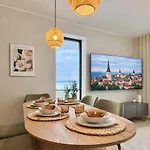 아파트 Luxury Waterfront With Sea Views, Sunset Terraces And Free Parking, One With A Huum Sauna, The Other With A Bathtub