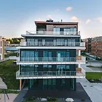 Luxury Waterfront With Sea Views, Sunset Terraces And Free Parking, One With A Huum Sauna, The Other With A Bathtub 아파트
