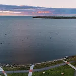 Luxury Waterfront With Sea Views, Sunset Terraces And Free Parking, One With A Huum Sauna, The Other With A Bathtub