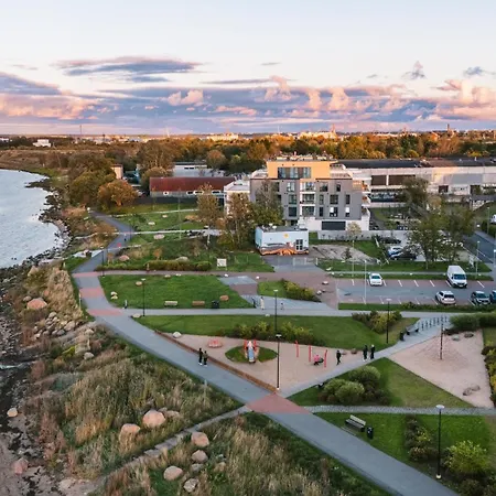 Luxury Waterfront With Sea Views, Sunset Terraces And Free Parking, One With A Huum Sauna, The Other With A Bathtub