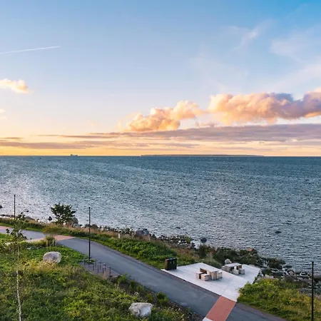 Luxury Waterfront With Sea Views, Sunset Terraces And Free Parking, One With A Huum Sauna, The Other With A Bathtub