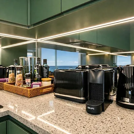 Luxury Waterfront With Sea Views, Sunset Terraces And Free Parking, One With A Huum Sauna, The Other With A Bathtub شقة *