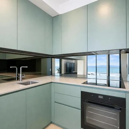 Luxury Waterfront With Sea Views, Sunset Terraces And Free Parking, One With A Huum Sauna, The Other With A Bathtub شقة