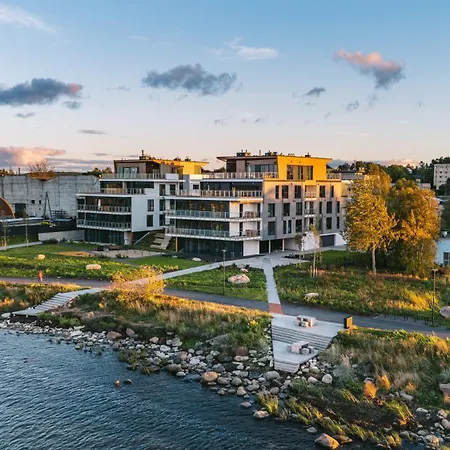 Luxury Waterfront With Sea Views, Sunset Terraces And Free Parking, One With A Huum Sauna, The Other With A Bathtub شقة *