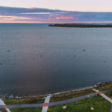 Luxury Waterfront With Sea Views, Sunset Terraces And Free Parking, One With A Huum Sauna, The Other With A Bathtub