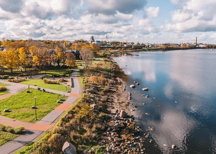 Luxury Waterfront With Sea Views, Sunset Terraces And Free Parking, One With A Huum Sauna, The Other With A Bathtub Korter