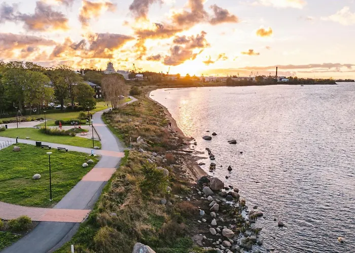 Apartman Luxury Waterfront With Sea Views, Sunset Terraces And Free Parking, One With A Huum Sauna, The Other With A Bathtub