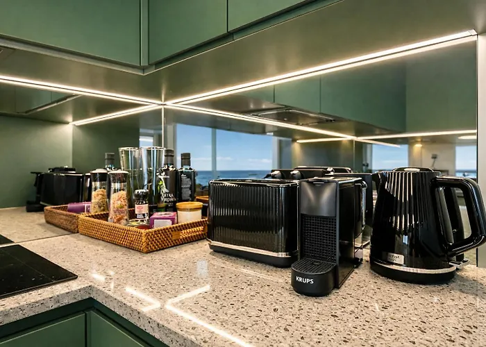 Luxury Waterfront With Sea Views, Sunset Terraces And Free Parking, One With A Huum Sauna, The Other With A Bathtub Apartman *