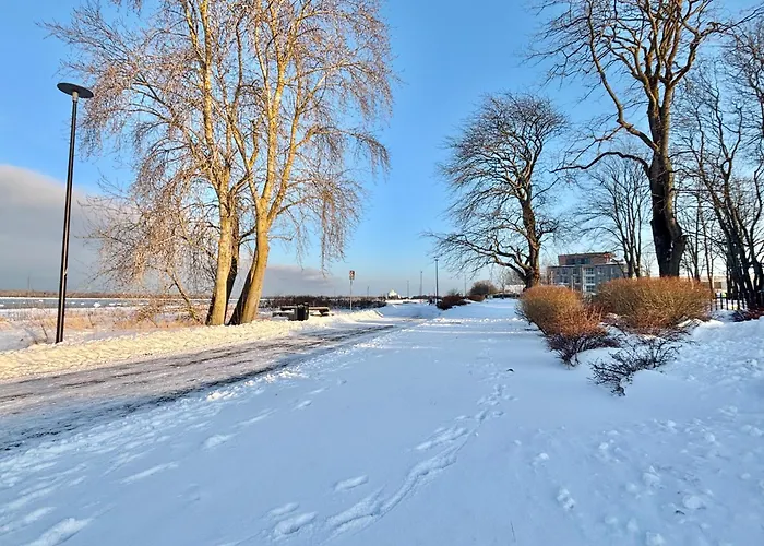 Luxury Waterfront With Sea Views, Sunset Terraces And Free Parking, One With A Huum Sauna, The Other With A Bathtub Korter