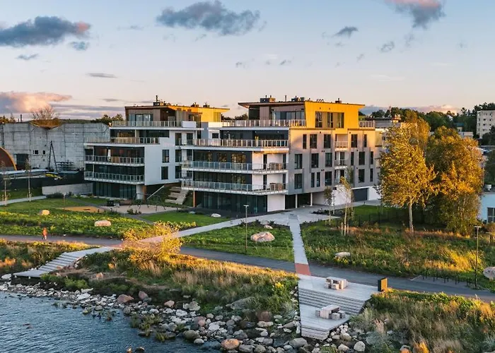 Luxury Waterfront With Sea Views, Sunset Terraces And Free Parking, One With A Huum Sauna, The Other With A Bathtub Apartman *