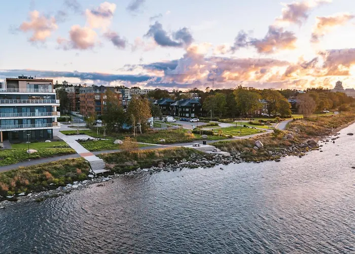 Luxury Waterfront With Sea Views, Sunset Terraces And Free Parking, One With A Huum Sauna, The Other With A Bathtub Apartman