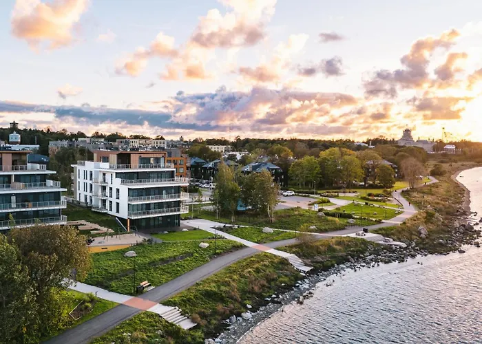 Luxury Waterfront With Sea Views, Sunset Terraces And Free Parking, One With A Huum Sauna, The Other With A Bathtub